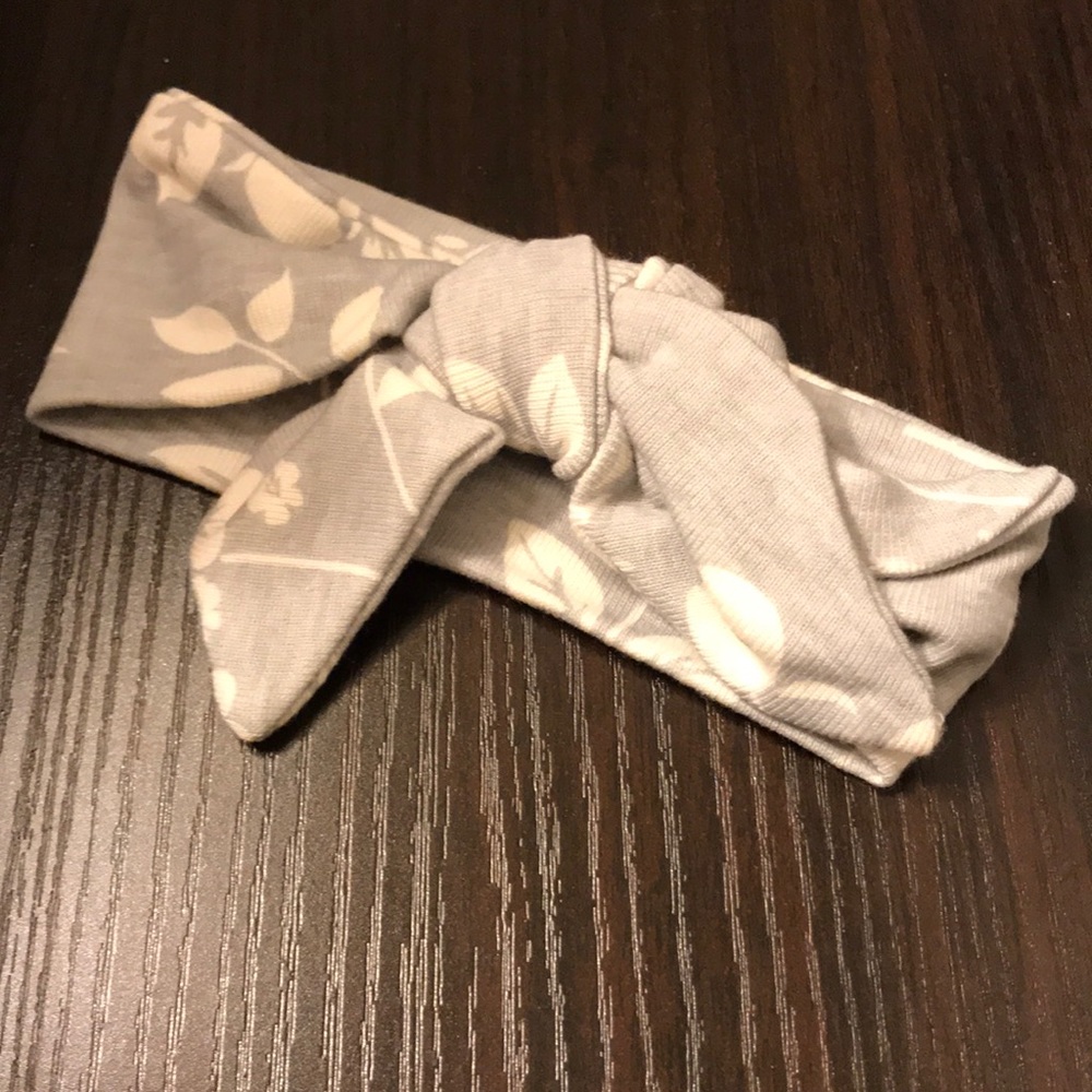 🆕Gray/White Floral Infant Headband
